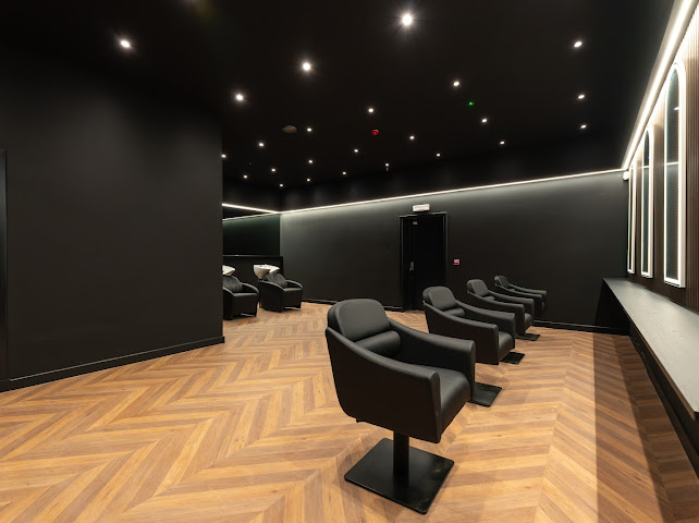 Hairdresser room rental between Glasgow and Edinburgh